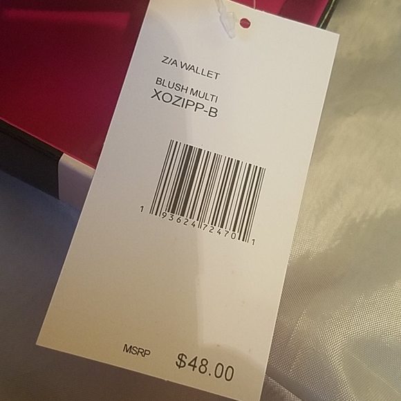 Betsey Johnson dog print zip around Nwt - Picture 5 of 5